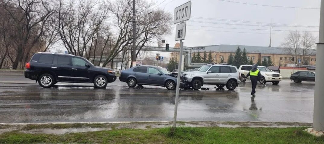 15 апреля 23 года. ДТП Саранск Шевроле Нива. Машина возле супермаркета.