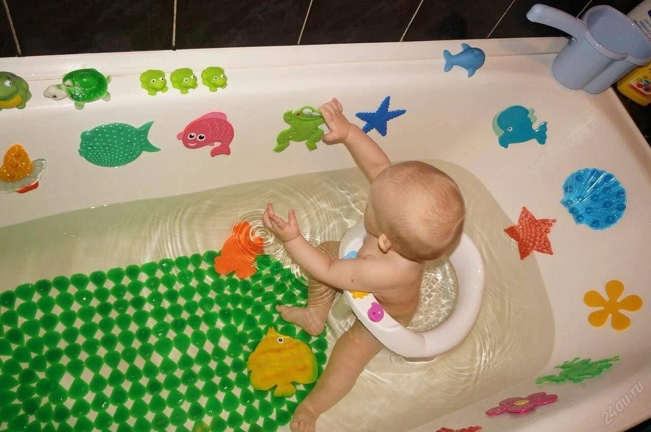 Коврик для купания ребенка в ванной. Коврик для малышей в ванную. Коврик в ванну для купания ребенка. Купание младенца в ванной на коврике. Коврик для купания в ванной