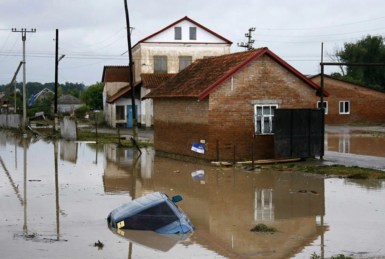 Наводнение река ея. Город крымск наводнение. Крымск краснодарский край река. Половодье на реке миссисипи. Крымск краснодарский край наводнение 2012.