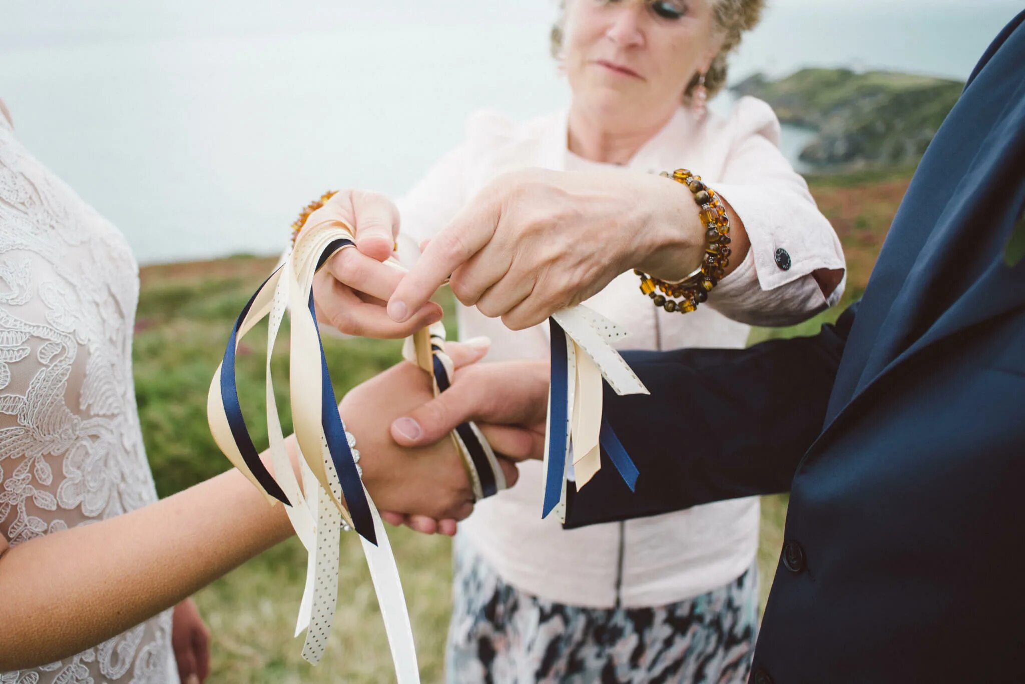 Handfasting церемония. Ленточки Свадебная традиция. Свадебный узел. Лента на руке. Связанный жених