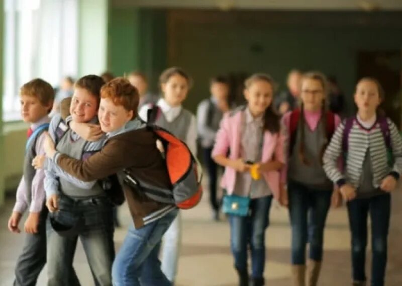 Школа перемена видео. Перемена в школе. Дети в школе на перемене. Ученики на перемене. Школьники на перемене в школе.