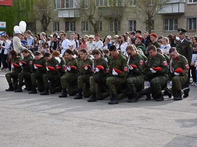 Южноуральск победы. 9 Мая Южноуральск. Южноуральск парад 9 мая. Митинг со школьниками день Победы. Победы 22 в Южноуральск.