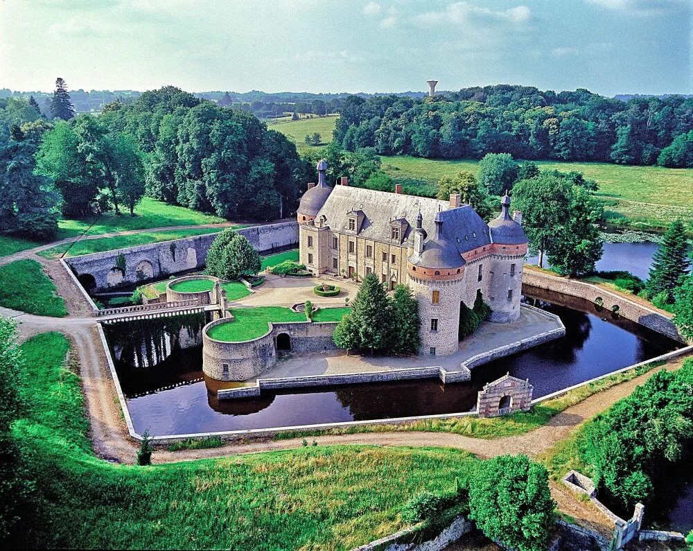 Города окруженные водой. Замок Шато Манор... Замок Гаасбек Бельгия. Замок Анжони Франция. Шато замок усадьба.
