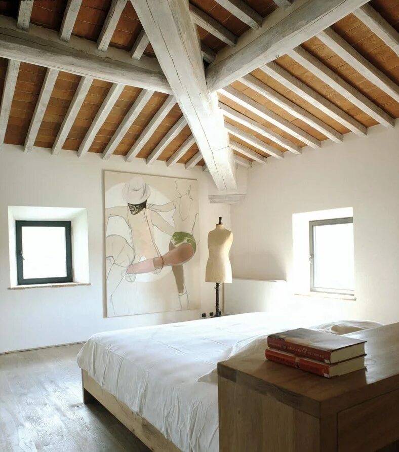 Спальня с балками на потолке. Деревянные балки на потолке. Потолок с деревянными балками. Спальня с потолочными балками. Покраска потолка доме
