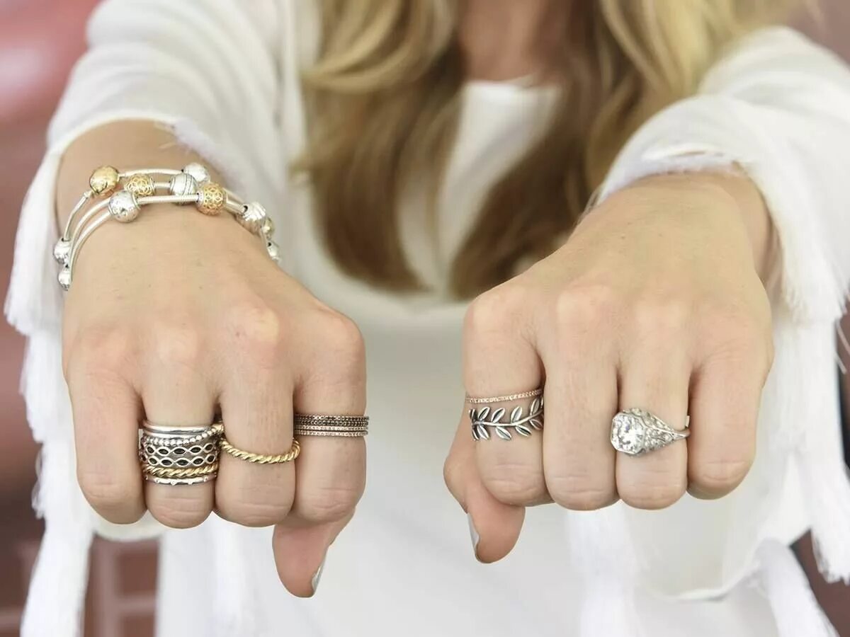Золото кому носить. Браслет Пандора Дубайское золото и серебро. Модные кольца. Кольцо на руке. Украшения кольца на руках.