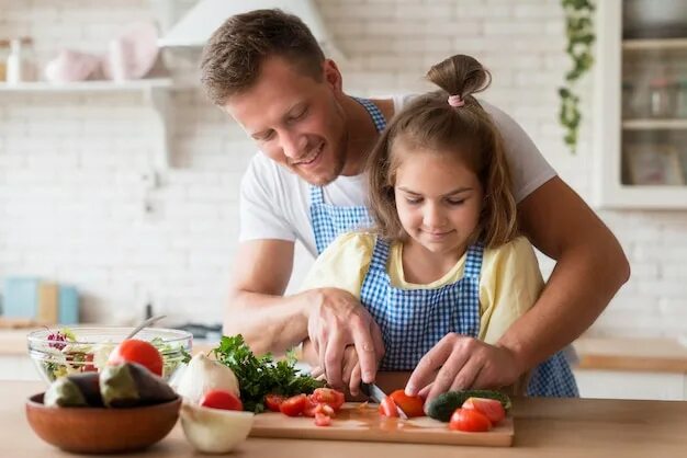 Дочки дают отцам на кухне после приготовления пищи