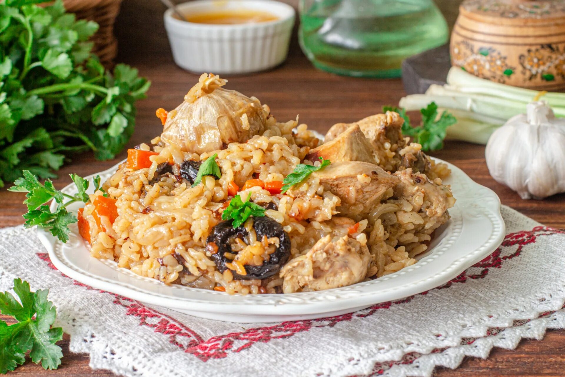 Быстрый плов с курицей. Плов с курицей. плов с курицей и черносливом. плов по восточному с курицей. азербайджанский плов с курицей.