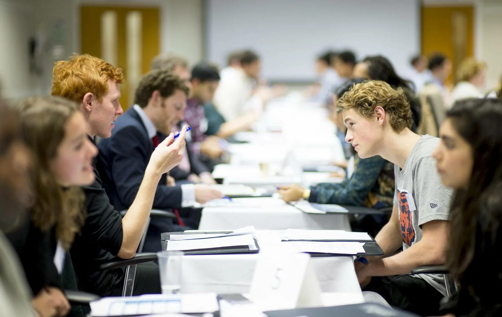 Американские студенты в аудитории. Учеба в америке. Поступить в колледж. Учеба в колледже. Ученики колледжа.