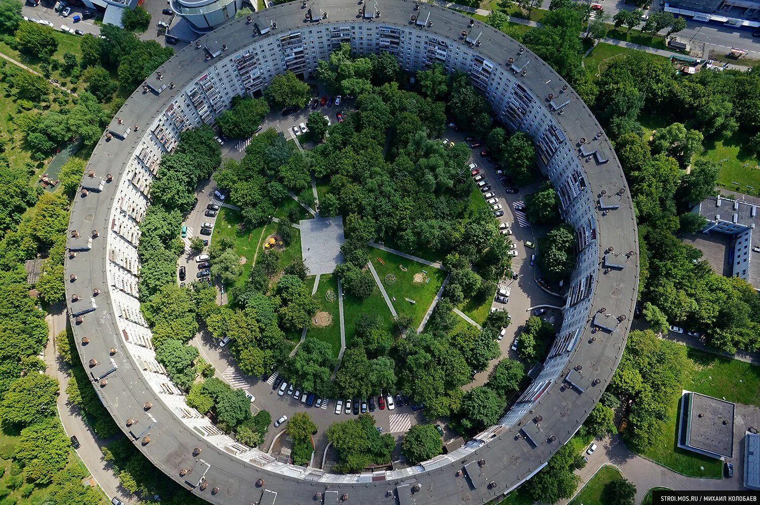 Круглый дом Довженко 6. Улица Довженко Москва круглый дом. Нежинская 13 Москва.