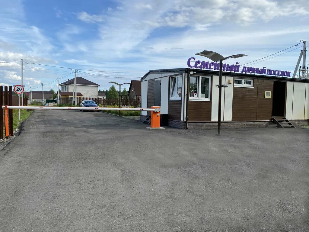 Поселок семейный солнечногорский район. Въездная группа в кп семейный. Семейный поселок. Красивый поселок. Кп семейный парк солнечногорский район.