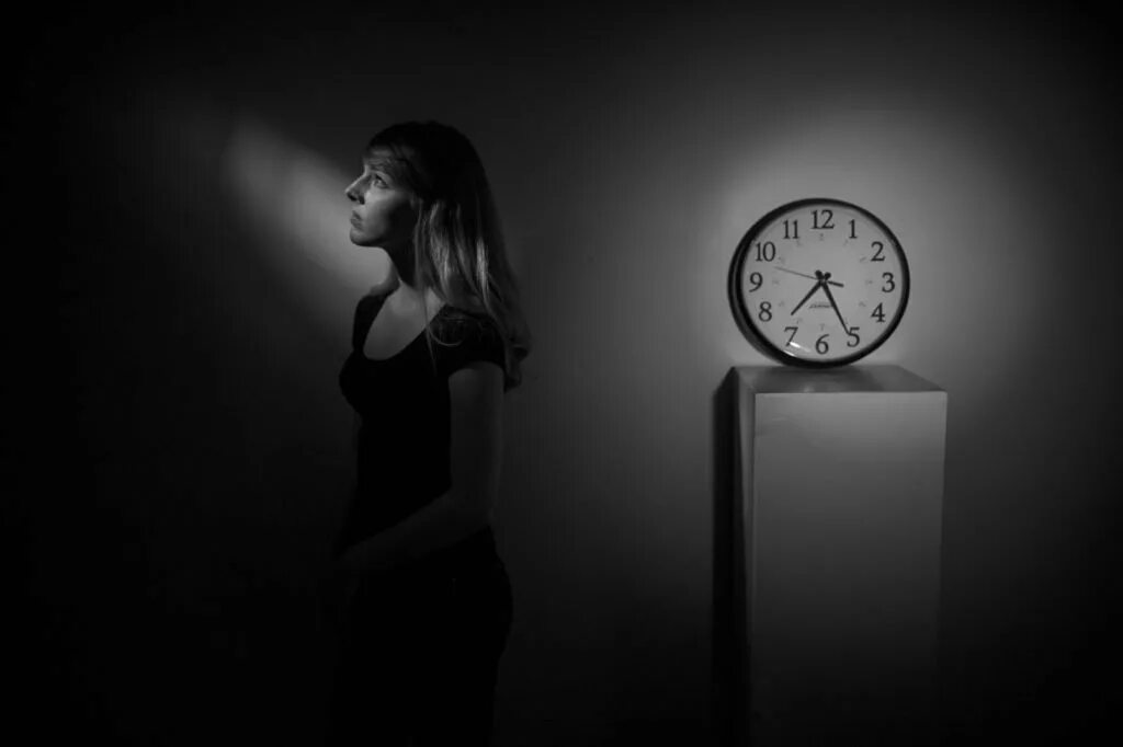 Пустая трата времени. Человек с часами. Хронофобия часы. Фобия времени. Потеря времени.
