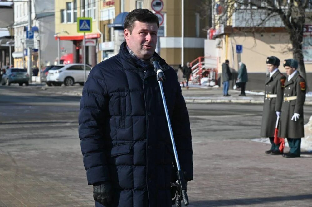 Лнр москва. Земельный лнр. Памятники лнр. Земельный лнр. Кировск луганская область.