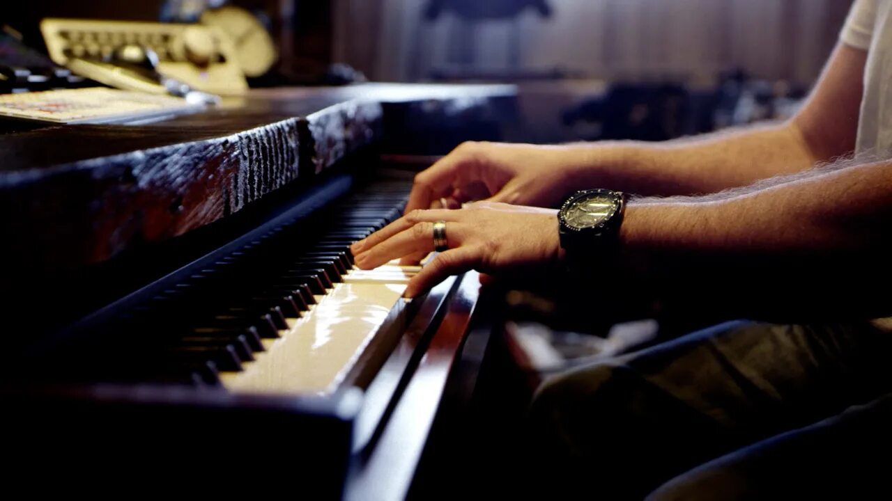 Играй песню компьютер. Музыкант сочиняет. Композитор пишет музыку. Написание музыки. Музыкант сочиняет музыку.