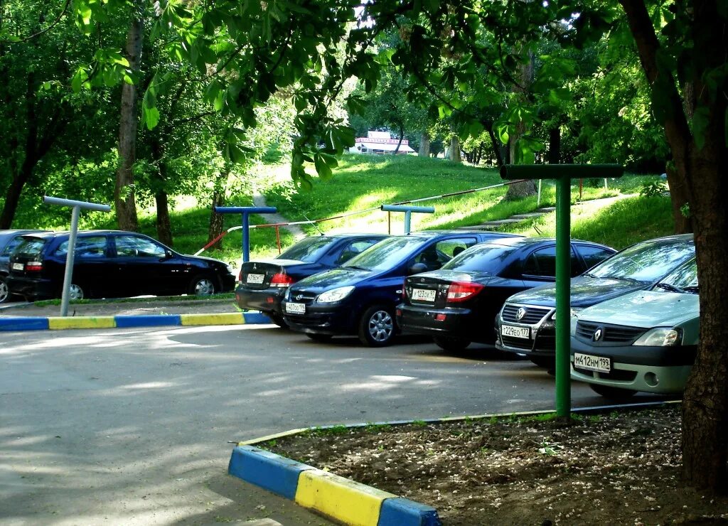 Стоянка машин во дворе. Машина на парковке. Парковка машин во дворе. Автомобиль во дворе. Правило стоянки автомобилей во дворах жилых домов.