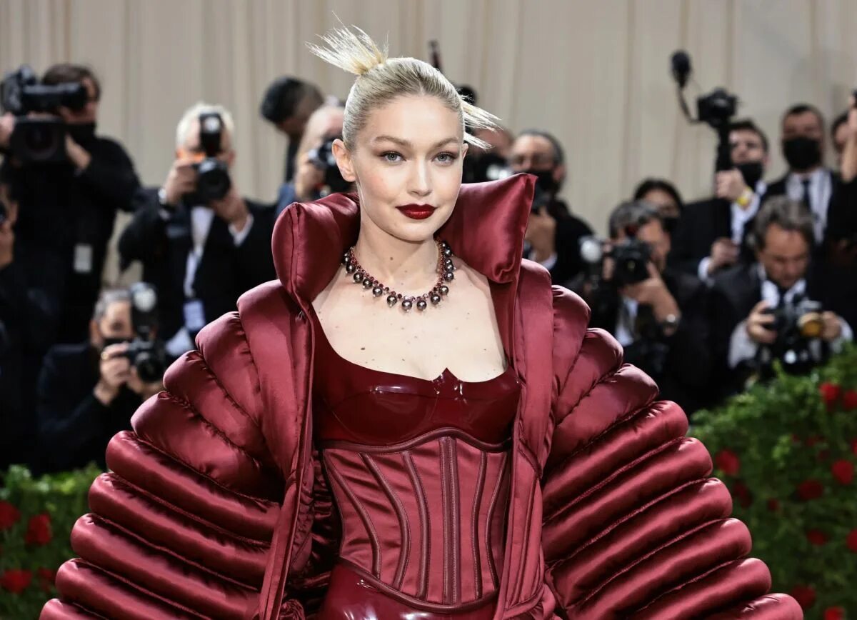 Когда состоится мет гала 2025. Джиджи хадид met gala 2018. джиджи хадид мет гала 2025. джи джи на мет гала 2025. джиджи хадид мет гала 2025.