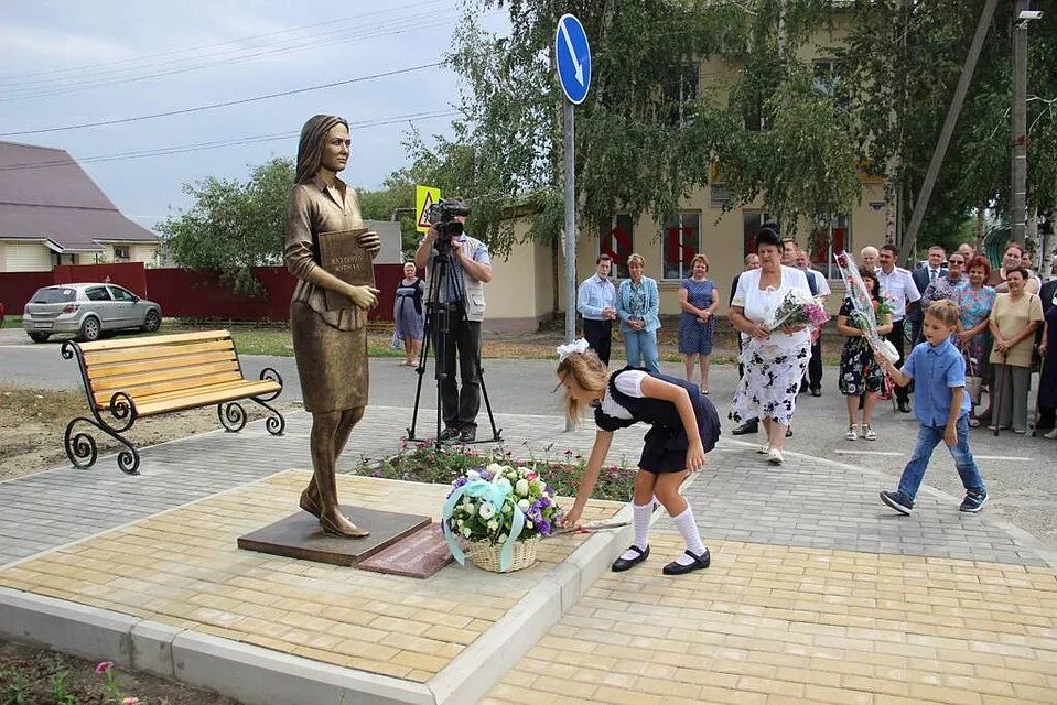 Цветы брюховецкая. Станица Полтавская Красноармейский район Краснодарский край. Памятники станицы Полтавской Красноармейского района. Полтавская Краснодарский край парк. Достопримечательности станицы Полтавской Красноармейского района.