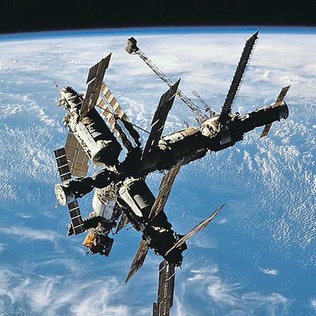 Мкс фото. Космическая станция мир 7. Космическая станция мир 7. Мкс вид сверху. Запуск станции мир в 1986 году.