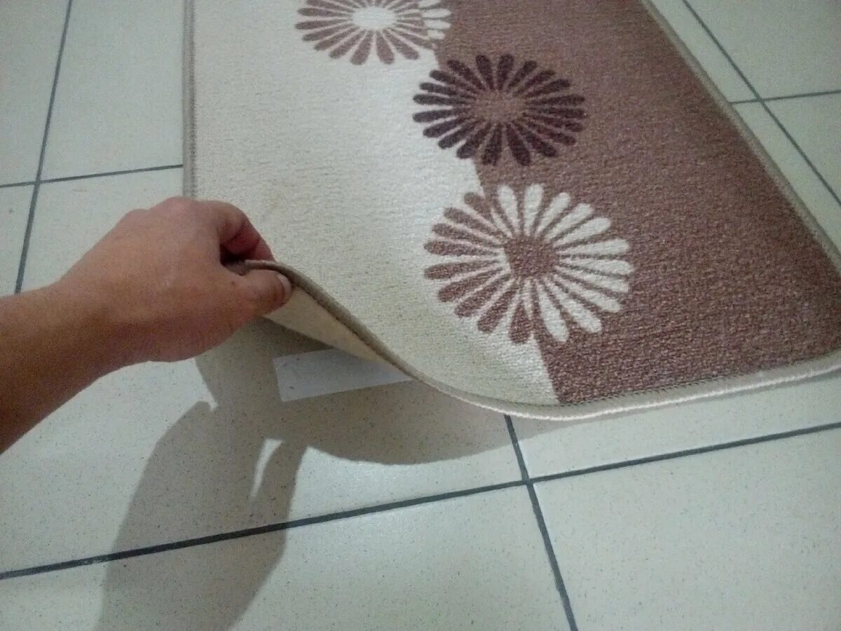 Антискользящие уголки для ковра. Нескользящая подложка под ковер. Крепеж для ковролина на лестницу. Ковролин на ступеньки. Резиновая подложка под ковролин.