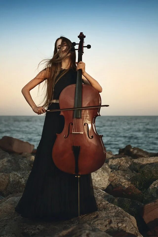 Лия загоринская виолончель. Виолончель. Девушка с музыкальным инструментом. Разбил скрипку. Обработка виолончели.