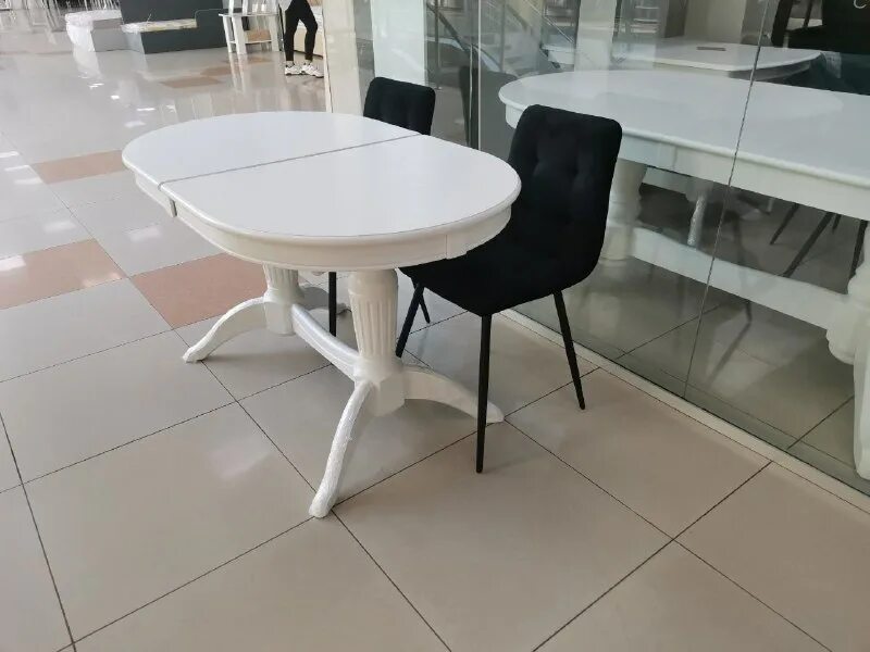 Обеденная зона стол и 6 стульев. Мебельный салон двенадцать стульев. 12 стульев столы и стулья. Магазин мебели стулья. Найти 12 стульев столы и стулья.