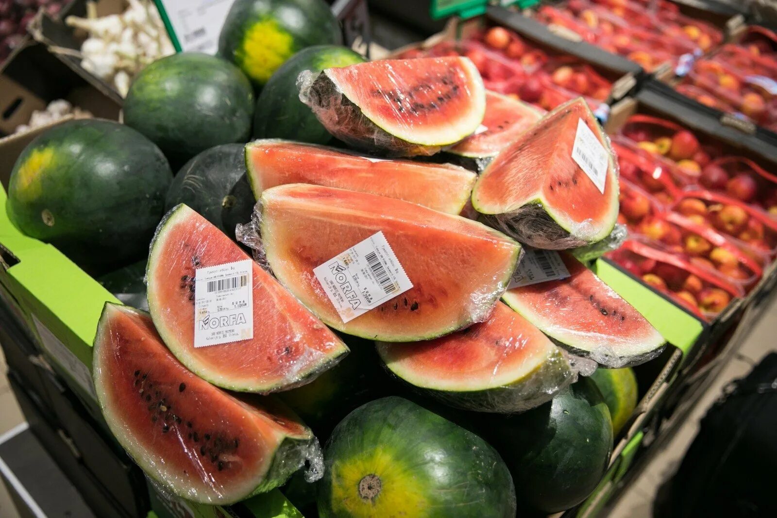 Арбузами продается. Арбузы продают. рынок палатка с арбузами. арбузы на рынке. выгодно ли продавать арбуз на море в грузии.