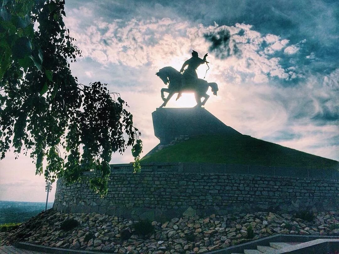 Салават юлаев памятник информация. Салават Юлаев памятник в Уфе. Салават Юлаев статуя. Памятник Салавату Юлаеву в Уфе. Салават Юлаев батыр памятник.