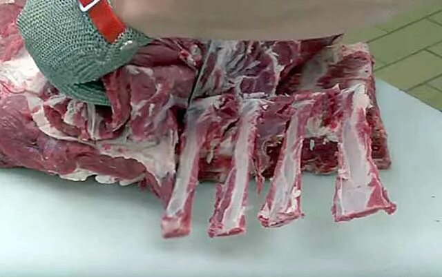 Обвалка мяса говядины. Вертикальная обвалка свиных полутуш. Обвалка говядины лопаточной. Обвалка мяса говядины. Обвалка мяса говядины.