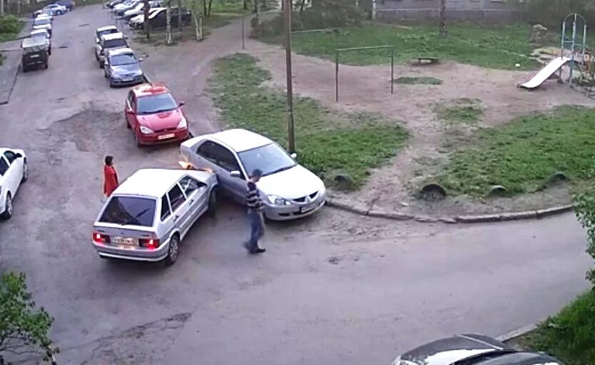 Зарегистрировано ли дтп. Дтп во дворе. небольшое дтп во дворе. легкая авария во дворе. 2 машины стукнулись во дворе.