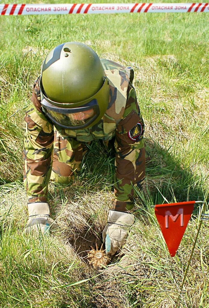Саперы мчс россии. Разминирование местности. Центр разминирования и специальных работ. Российские саперы на украине. Мчс разминирование.