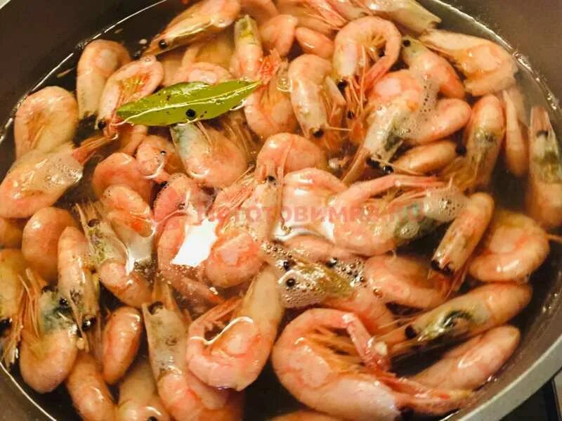 Как варить королевские. Королевские креветки на гриле. Лангустины л2. Креветки королевские не очмщенные. Креветки на тарелке.