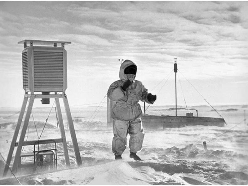 Как называется первая советско российская научная станция. Первая Советская Полярная станция «Беллинсгаузен».. Метеоролог на полярной станции. Открыта первая Советская антарктическая станция «Беллинсгаузен». Метеорологическая станция в Арктике.