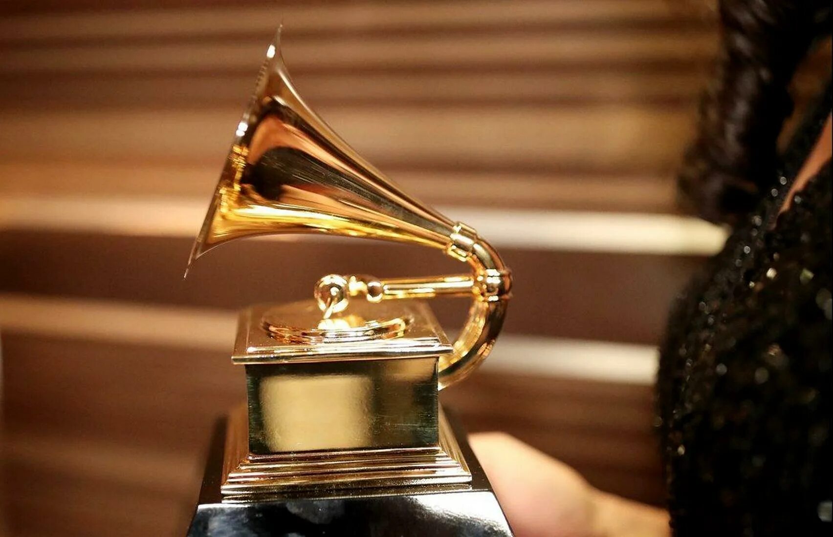Награда певцу. Грэмми. Музыкальная премия Grammy. Grammy Awards 2022. Музыкальная награда Грэмми.