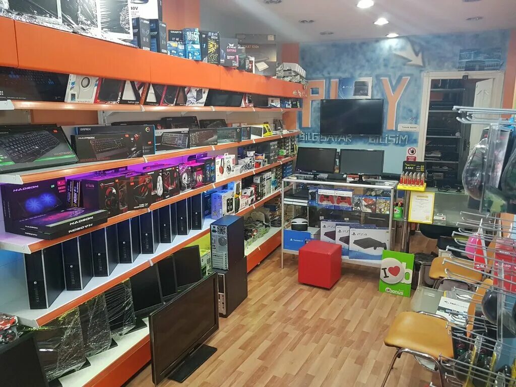 ассортимент компьютерного магазина. магазин компьютерной техники. компьютерный магазин. полки для компьютерного магазина. компьютерный магазин.