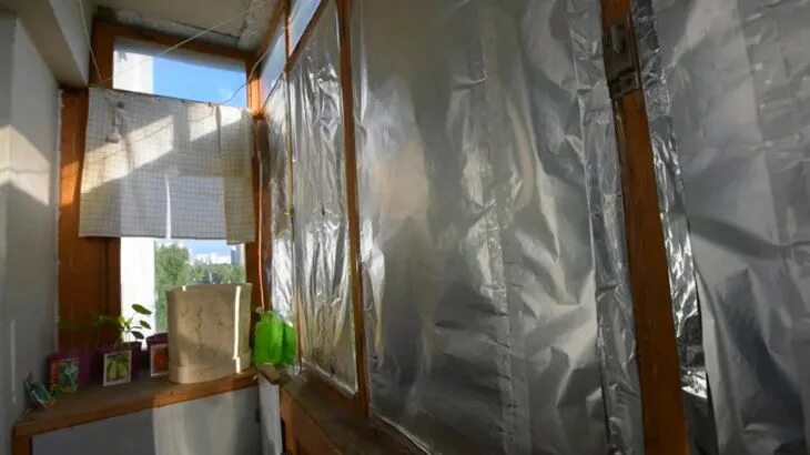 Фольга на окна. Фольга на окна от солнца. Фольгированная штора для окон. Пищевая фольга на окна.