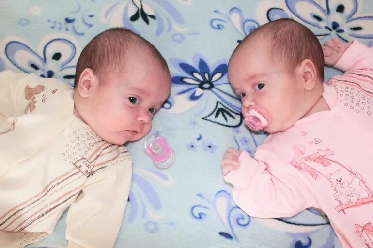 Близнецы 4 месяца. 3 месяца близнецам. 3 месяца двойняшкам.