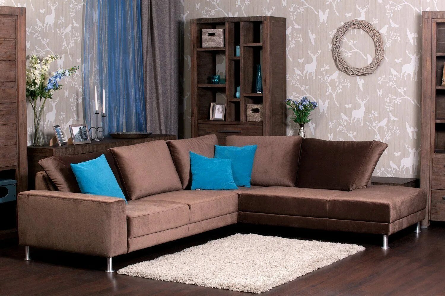Диван шоколад. Светло коричневый диван. Коричневый диван с подушками. Коричневый диван в интерьере. Шоколадный диван в интерьере.