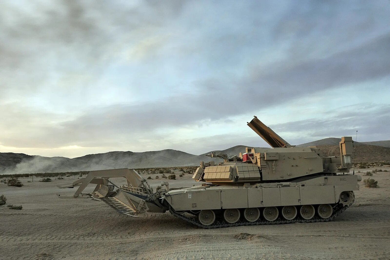 M1 assault breacher vehicle. M1150 assault breacher vehicle. Бронемашина m1150. M1150 assault breacher. Штурмовая машина разминирования m1 abv.