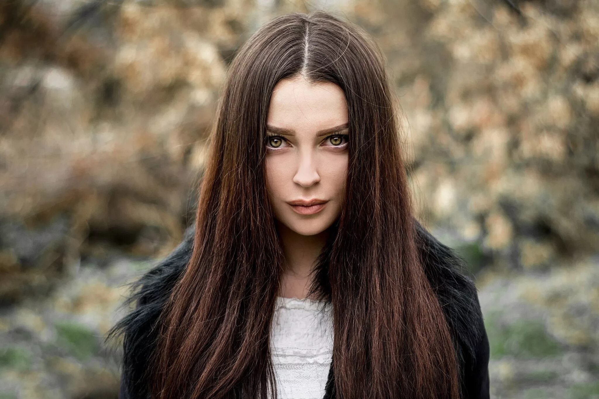 Девушка с темными волосами. Эмили радд брюнетка. Темно девица. Девушка с черными волосами. Черноволосая девушка.