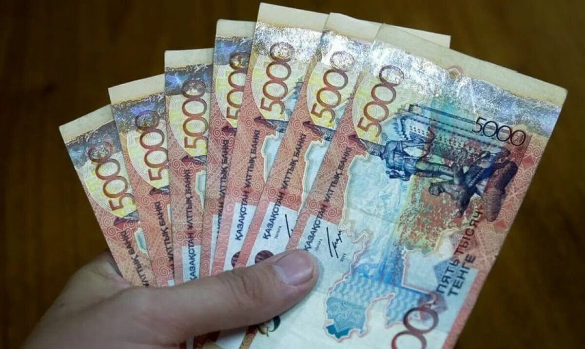 2400 рублей в тенге. Деньги тенге. Деньги тенге 1000. Деньги Казахстана в руках. 1000 Тенге фото.