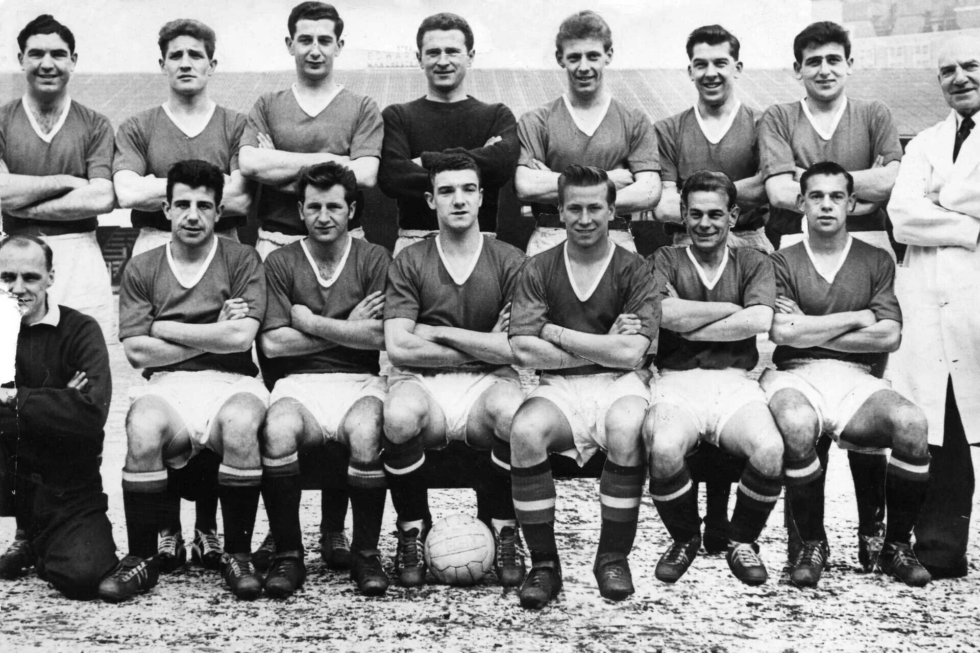 Манчестер Юнайтед 1958. Мэтт Басби Манчестер Юнайтед. Манчестер Юнайтед 1958 команда. Бобби Чарльтон авиакатастрофа.