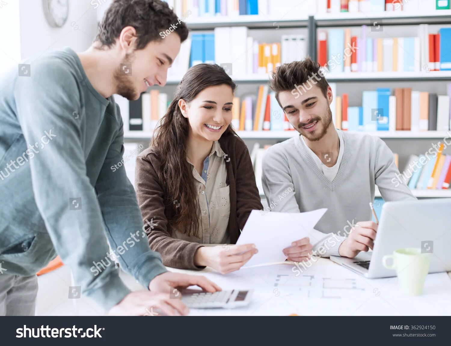 Студент делает домашнее задание. Учеба в университете. Тайм-менеджмент для школьников. Full time student. Счастливые студенты.