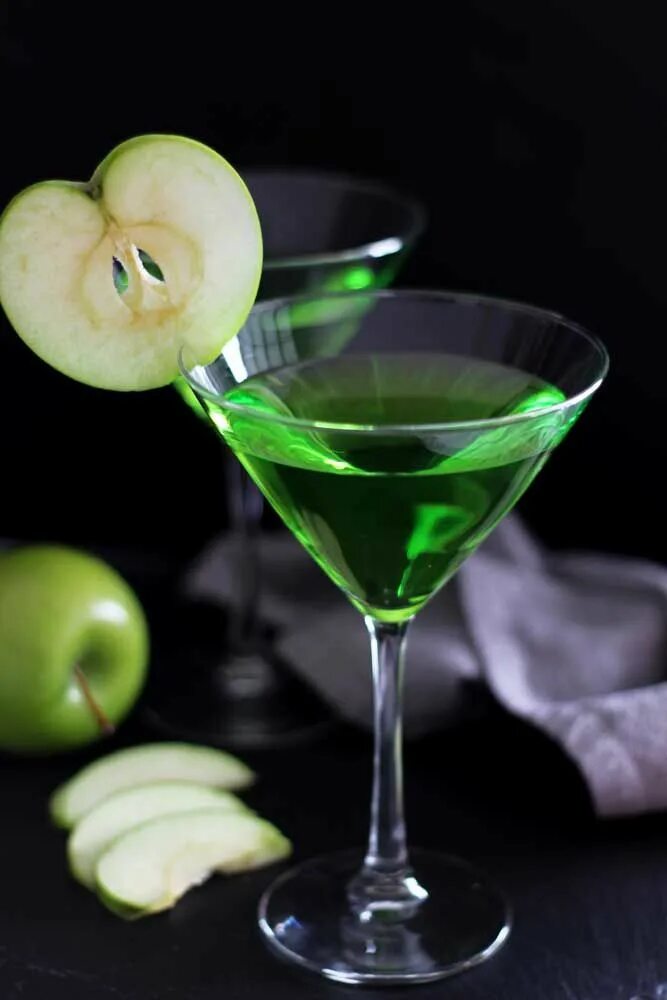 Для приготовления фруктового напитка смешивают. Мартини Грин. Green Apple Martini. Appletini коктейль. Яблочный мартини.