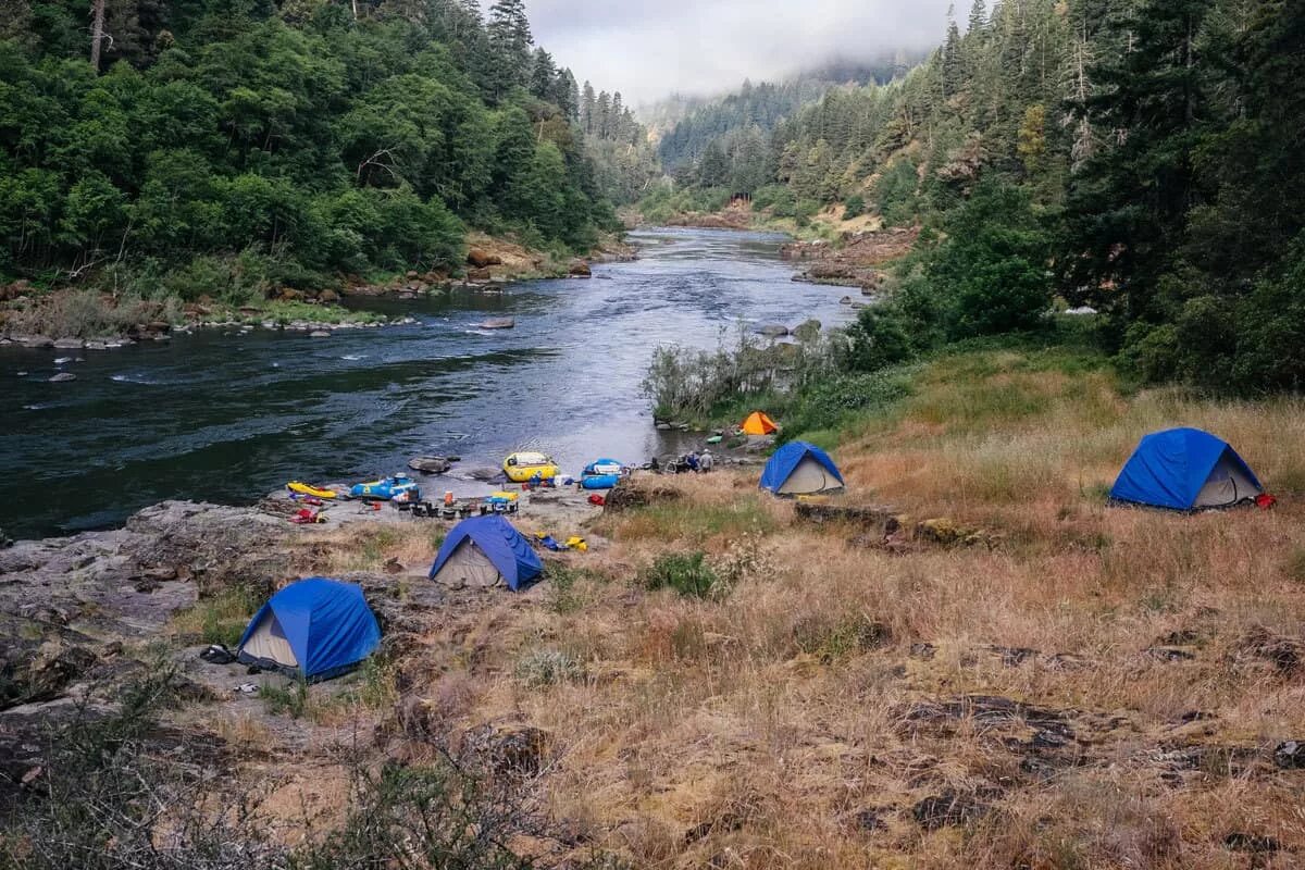 Camping river. Река Кемп. Кемпинг у реки. Кемпинг на реке Шоша. Кемпинг на реке Ресса.