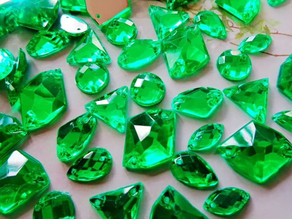 Полудрагоценный зелёный Кристалл камень. Зеленый САМОЦВЕТ Кристалл. Зеленый прозрачный камень. Зелёный камень ювелирный.