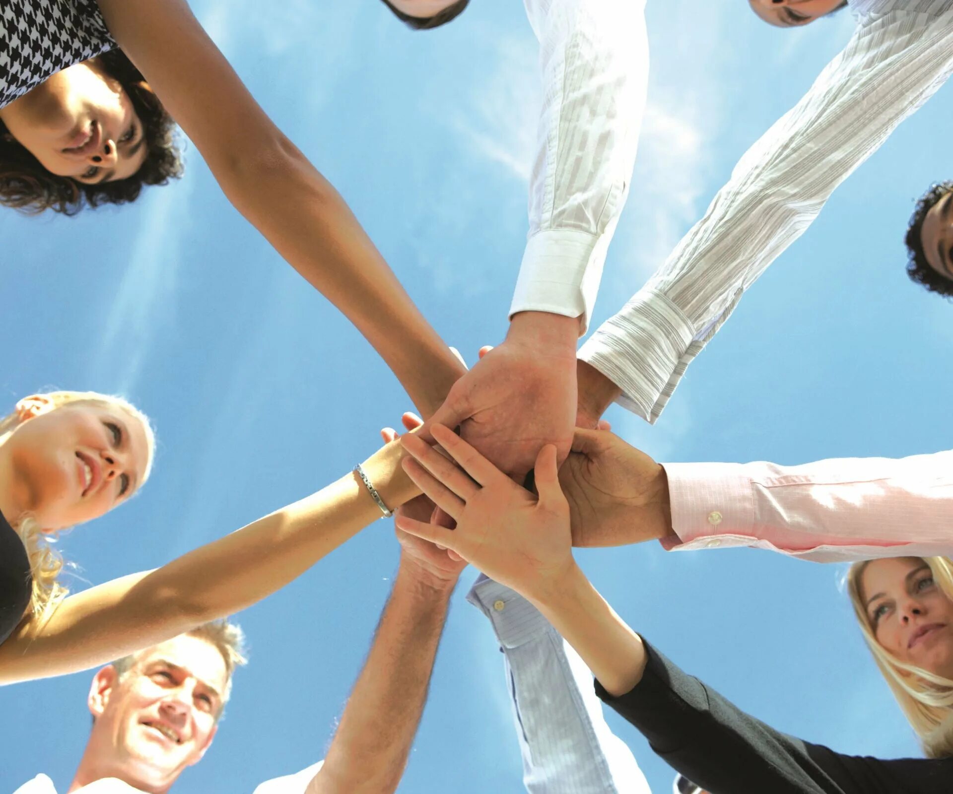 международный день добровольцев. руки вместе. поддержка и взаимопомощь. счастливая молодежь. дружная команда.