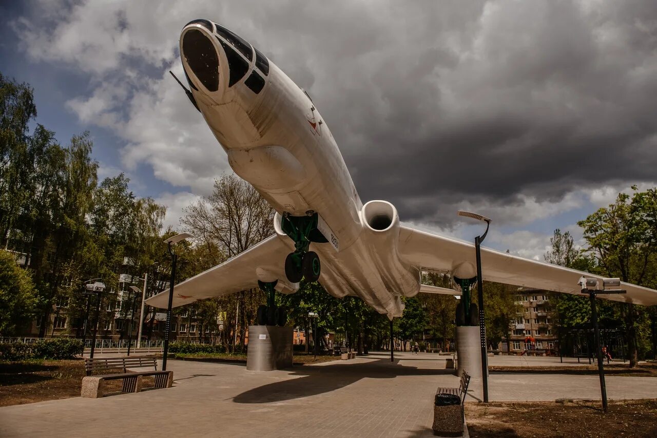 Смоленск плюсы города. Памятник самолет в смоленске на багратиона. самолёт на багратиона смоленск. сквер у самолёта на улице багратиона в смоленске. смоленск памятник-самолет ту-16.