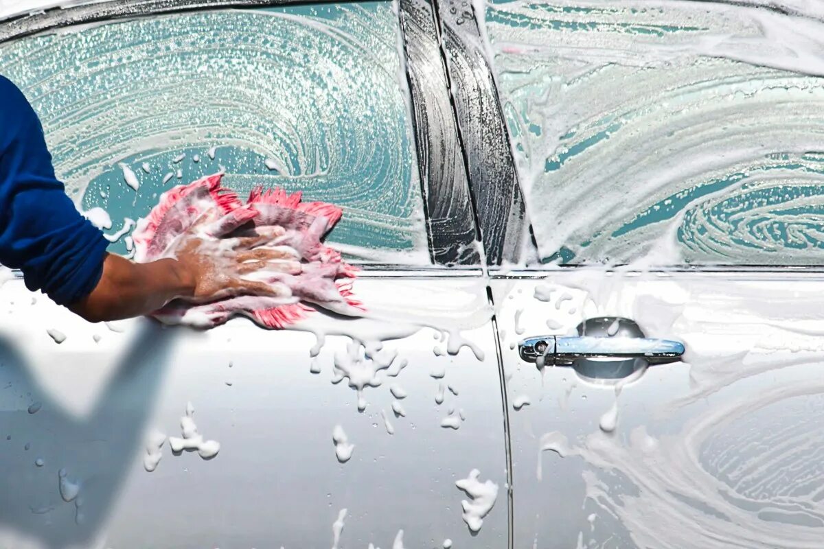 Можно мыть машину на своем участке. Моет машину. Мыло машина. Экологичное мытье машины. Частое мытье авто.