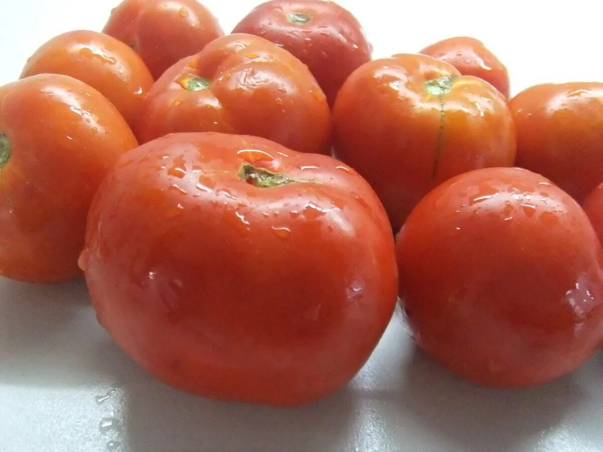 Томат везунчик f1. Сорт томата Барселона. Новые сорта помидор на 2022. Томат Пикачу. Помидоры мясистые сладкие