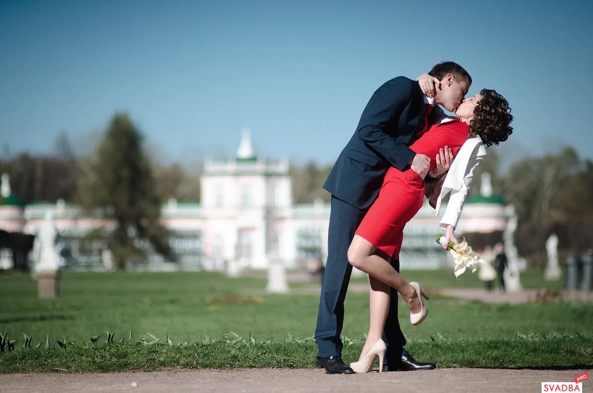 Тетки вместе. Фотосессия жениха и невесты. Свадебная фотосессия в городе летом. Свадебная фотосессия жених и невеста. Фотосессия жениха и невесты в городе.