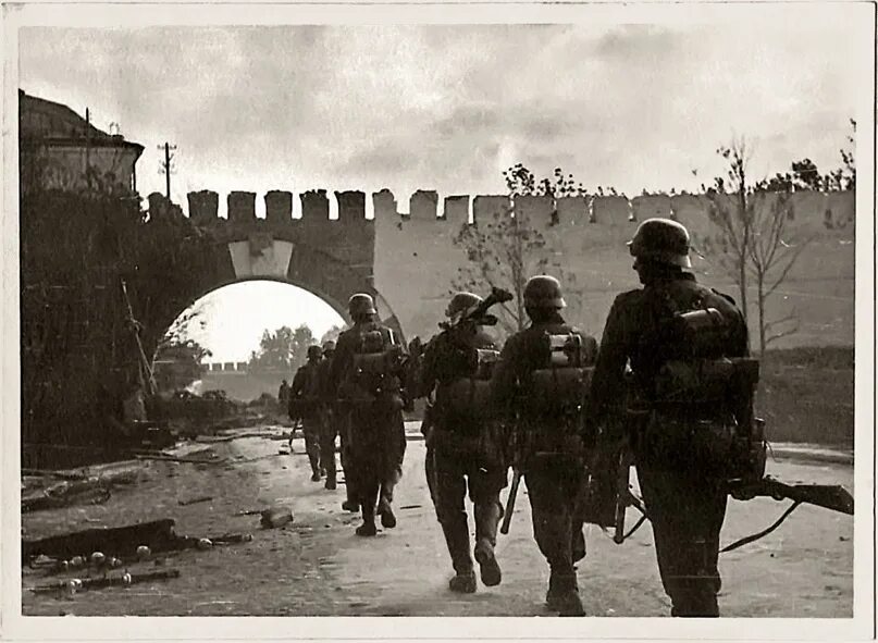 Август 1941. Новгород 1941. новгородский кремль 1941. новгород август 1941. великий новгород в 1941 году.